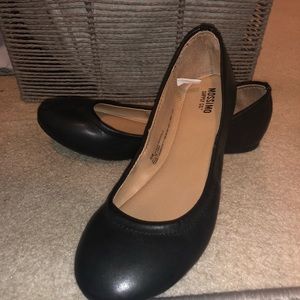 NWOT!! black ballet flats